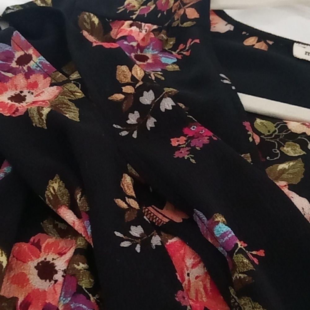Pretty floral wrap blouse - Picture 7 of 8